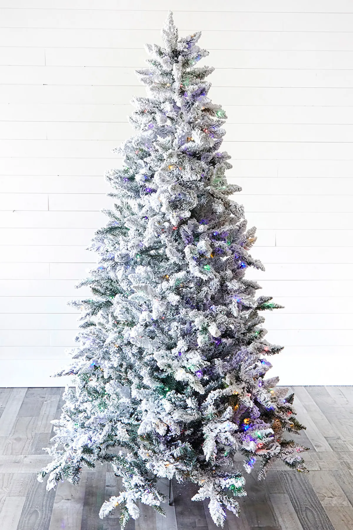 Decorator's Warehouse Christmas Trees|Christmas Trees^7.5' Flocked Aleutian Artificial Christmas Tree With 550 Color-Changing Lights